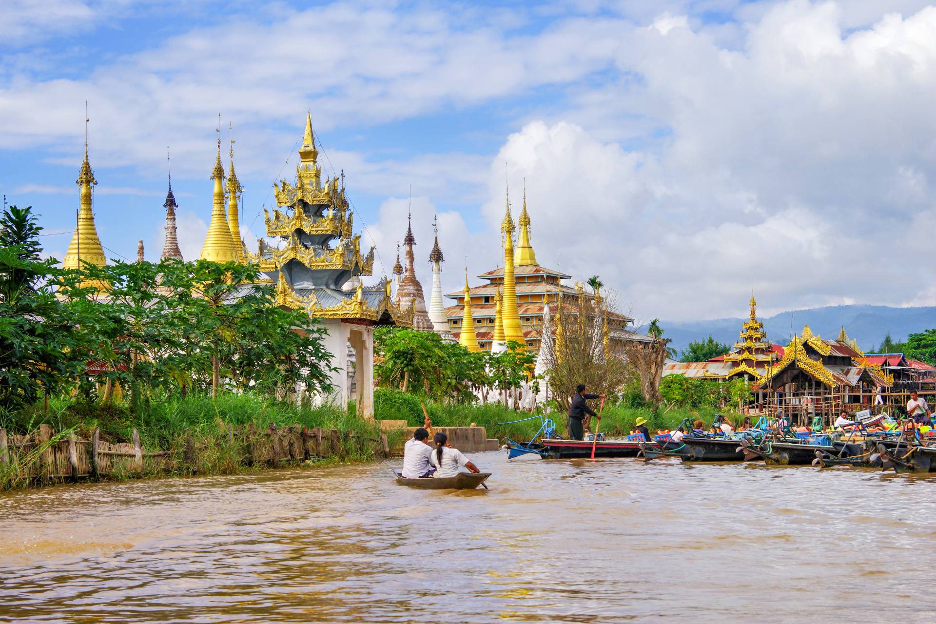 Ywama ist Ort in der Mitte des Sees. Hier gibt es einen schwimmender Markt. Man kann hier und in der Umgebung auch viele Handwerksbetriebe besichtigen. Dazu gehören Silberschmieden, Webereien, Holzschnitzer sowie Cheroot-Manufakturen (einheimige "Zigarren", die auch von Frauen geraucht werden) genannt.